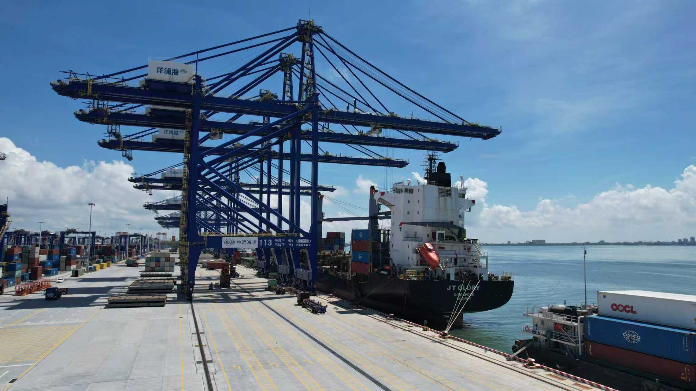 海南洋浦國(guó)際集裝箱碼頭。人民網(wǎng)記者 孟凡盛攝